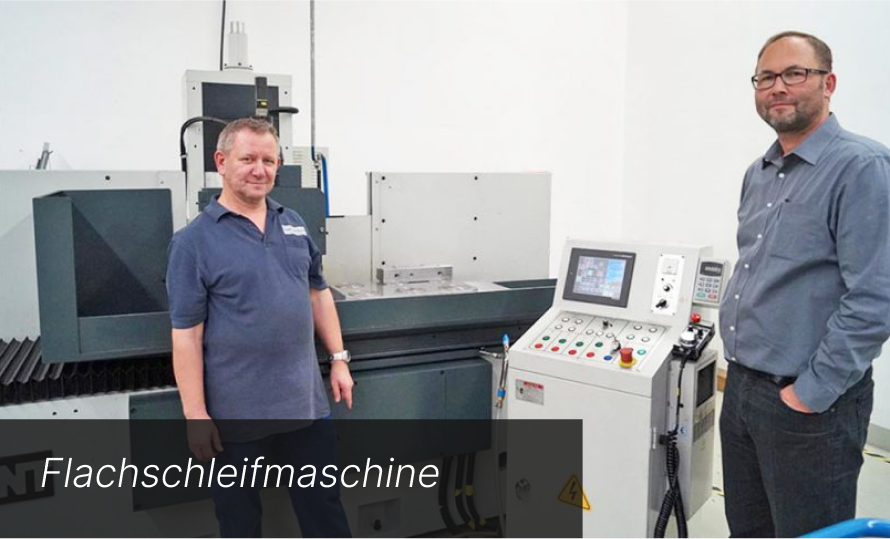 Geschäftsführer und Anwender vor einer neuen SAEILO Flachschleifmaschine Geschäftsführer und Anwender vor einer neuen SAEILO Flachschleifmaschine