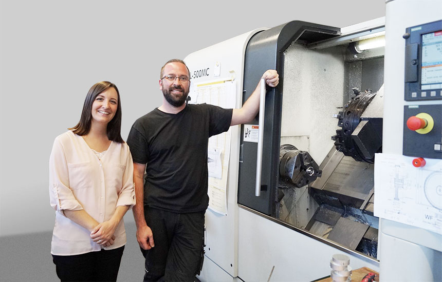 Verkäuferin und Kunde vor einer neuen SAEILO CNC-Drehmaschine Verkäuferin und Kunde vor einer neuen SAEILO CNC-Drehmaschine