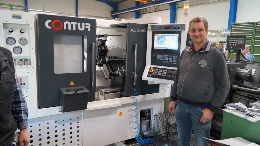 Nutzer vor einer SAEILO Drehmaschine