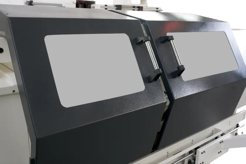 Geschlossene Türen einer Zyklendrehmaschine