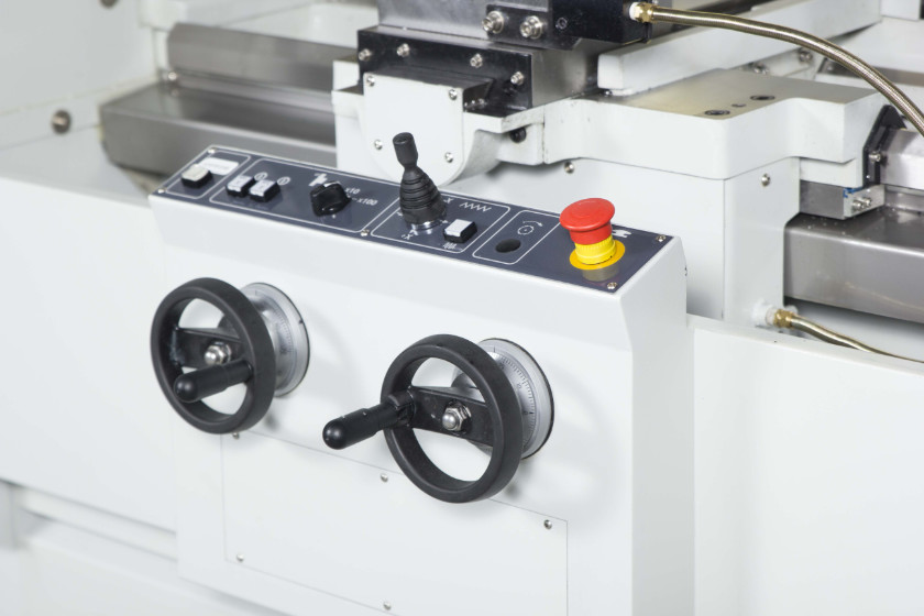 Handräder der zyklengesteuerten Drehmaschine