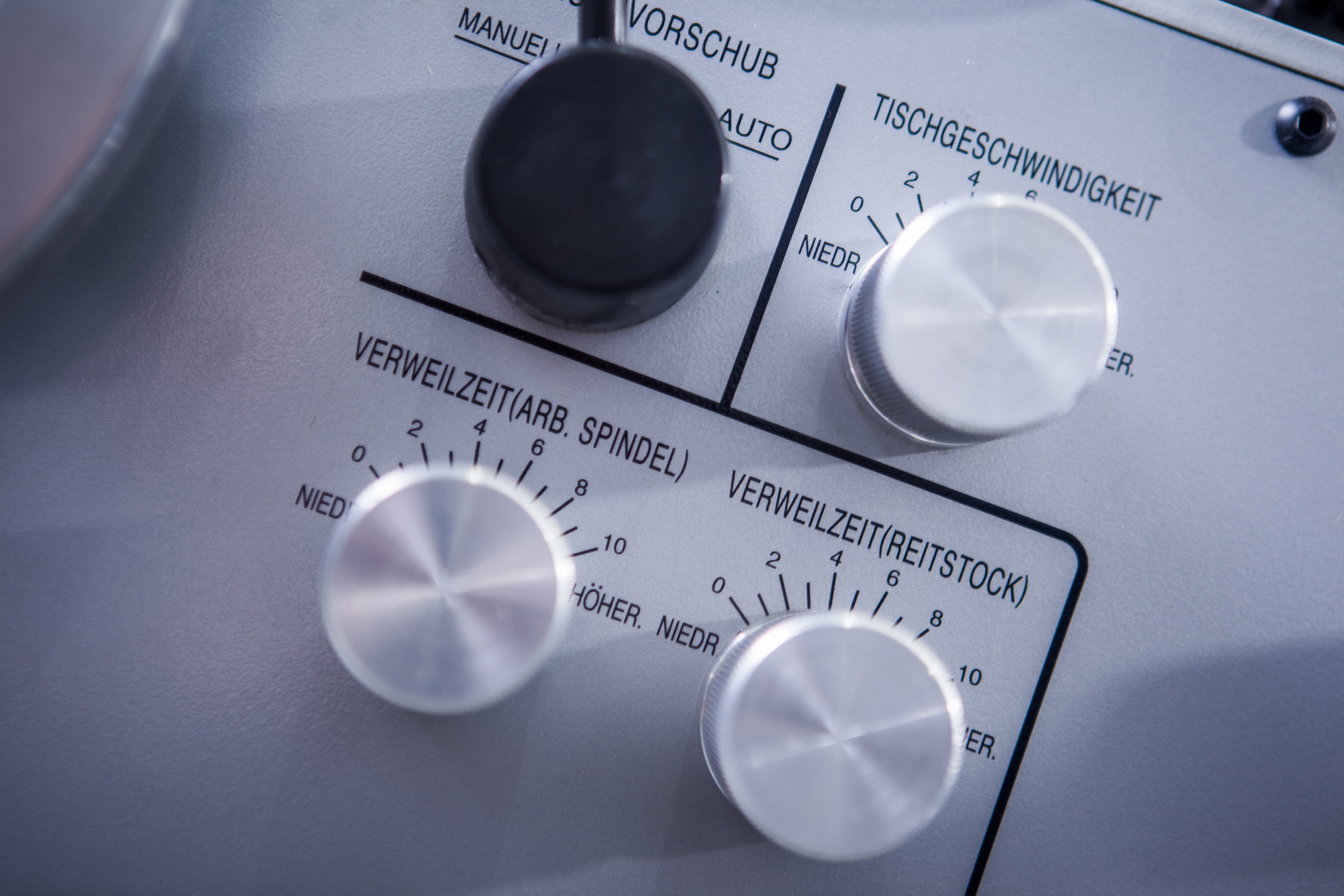 Bedienungsknöpfe der Rundschleifmaschine