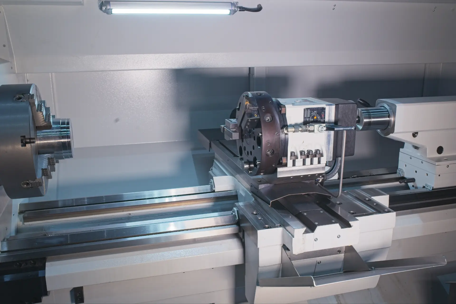 Innenraum einer Zyklendrehmaschine Dialog HS-63 Innenraum einer Zyklendrehmaschine Dialog HS-63