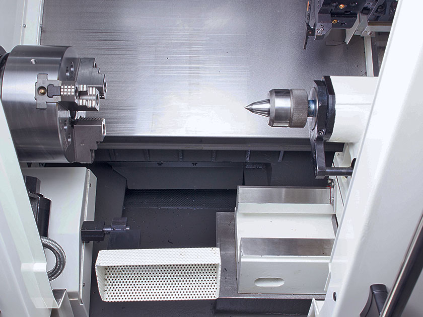 Geräumiger Arbeitsraum der CNC-Drehmaschine