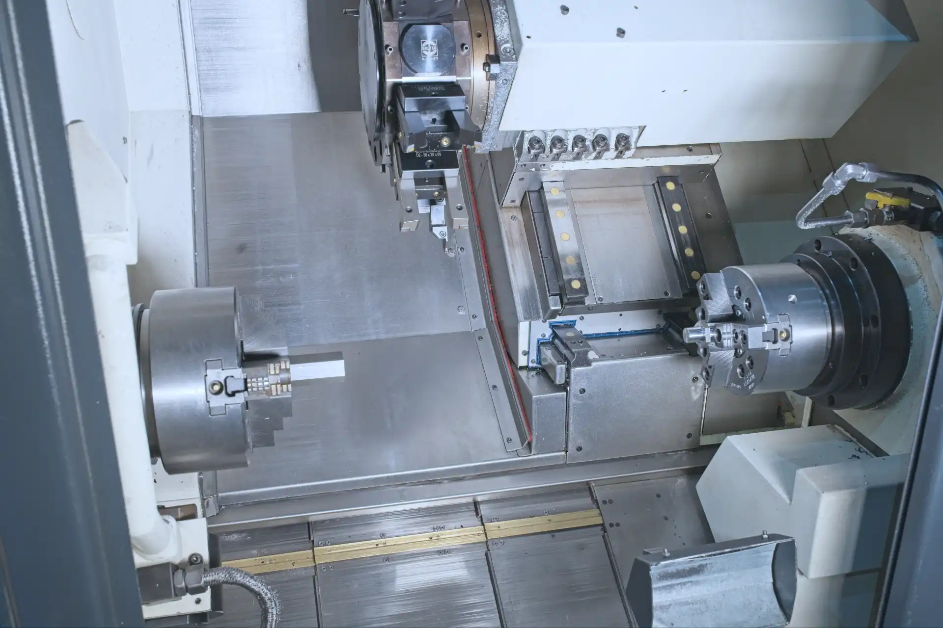 Innenraum eines CNC-Drehzentrums LT-300 Innenraum eines CNC-Drehzentrums LT-300