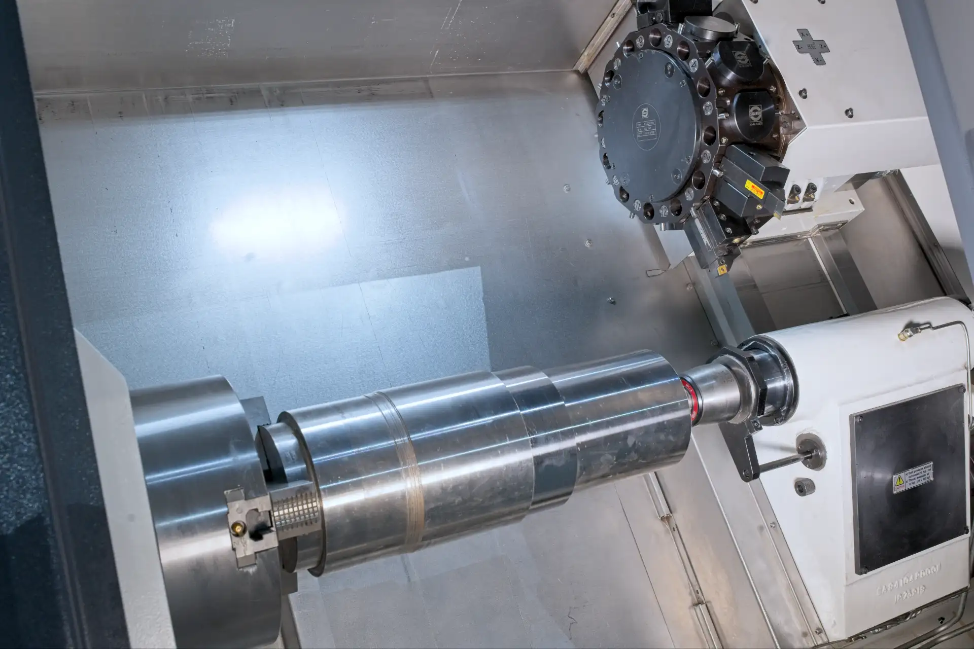 Innenraum einer CNC-Drehmaschine CONTUR LT-30 M Innenraum einer CNC-Drehmaschine CONTUR LT-30 M