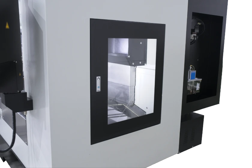 Großes Seitenfenster eines Bearbeitungszentrums