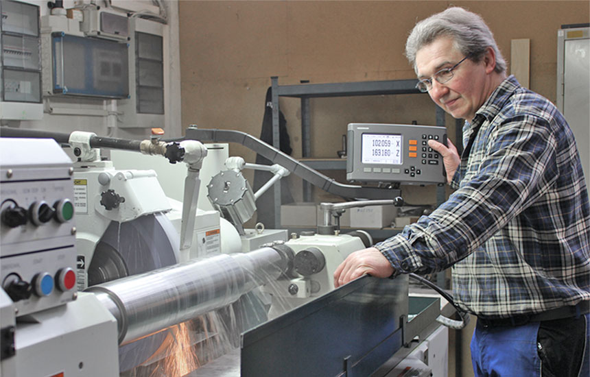 Kunde arbeitet mit einer SAEILO Rundschleifmaschine